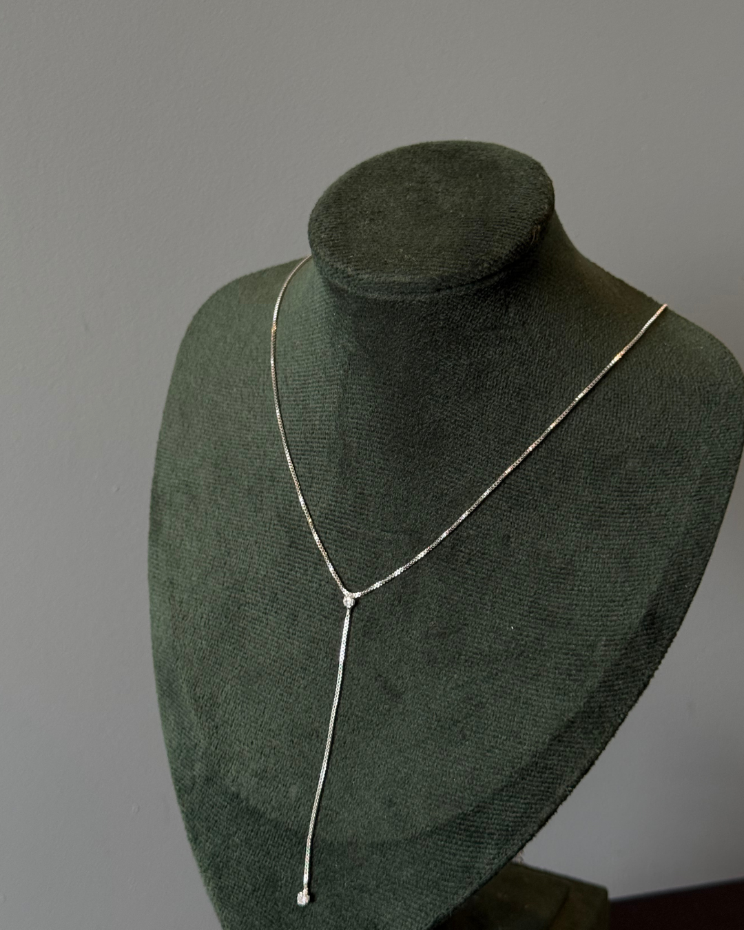 Colar Gravata Ponto de Luz