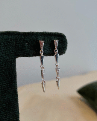 Brinco Longo Triangulo Cravejado com Zircônia