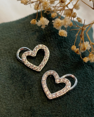 Brinco de Cravejado com Pingente de Coração Vazado